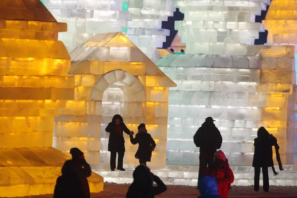 Turistas Visitam Esculturas Gelo Iluminadas Durante Julgamento China Harbin Ice — Fotografia de Stock