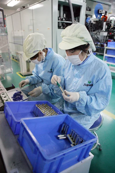 Trabalhadoras Chinesas Fabricam Baterias Fábrica Tianjin Lishen Battery Joint Stock — Fotografia de Stock