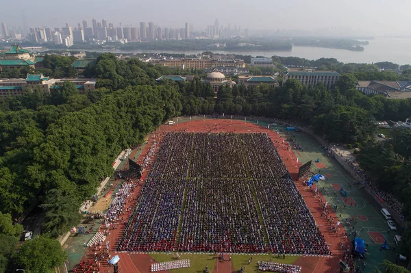 Luftfoto Kandidater Klædt Akademiske Kjoler Der Deltager Graduering Ceremoni Wuhan - Stock-foto