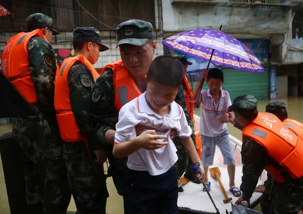 Китайские Спасатели Эвакуируют Местных Жителей Затопленных Районов Вызванных Сильными Дождями — стоковое фото