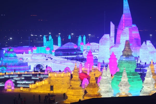 Turista Látogasson Megvilágított Jégszobrok Során Próba Fuss Kínai Harbin Ice — Stock Fotó