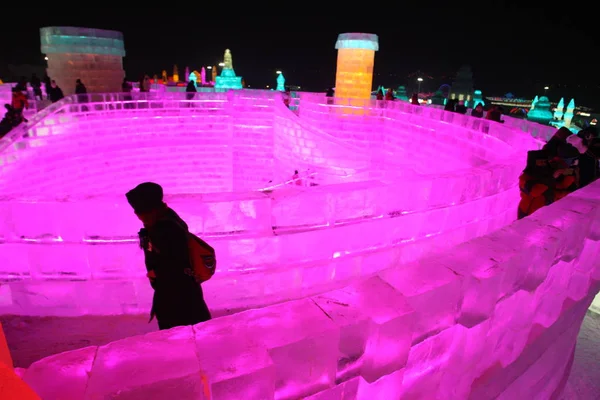 Туристи Відвідують Освітленій Льодових Скульптур Під Час Пробний Пуск Китай — стокове фото