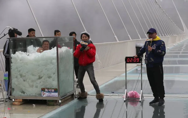 Der Chinesische Teilnehmer Chen Kecai Sitzt Einer Mit Eiswürfeln Gefüllten — Stockfoto