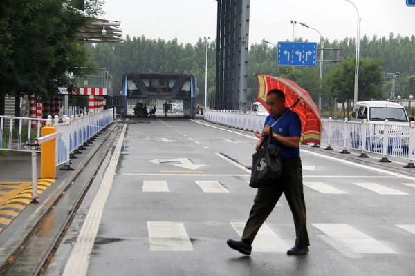 Een Voetganger Wandelingen Verleden Experimentele Transit Verhoogde Bus Teb Fumin — Stockfoto