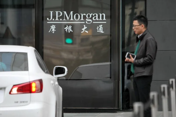 Peatón Pasa Por Oficina Shanghai Morgan Chase Bank China Ltd — Foto de Stock