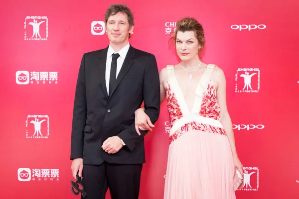 Actriz Estadounidense Milla Jovovich Derecha Esposo Director Cine Inglés Paul —  Fotos de Stock