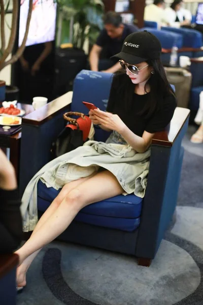 Die Chinesische Schauspielerin Yang Auf Dem Shanghai Hongqiao International Airport — Stockfoto