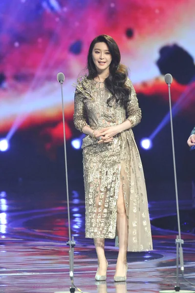 2016年12月21日 中国女演员范冰冰在中国北京举行的2016年青年选择优酷大奖上发表演讲 — 图库照片