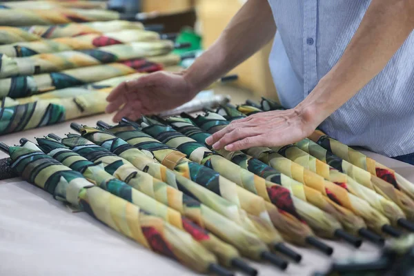 Chinese Worker Makes Umbrellas Factory Jinjiang City Southeast China Fujian — Stock Photo, Image