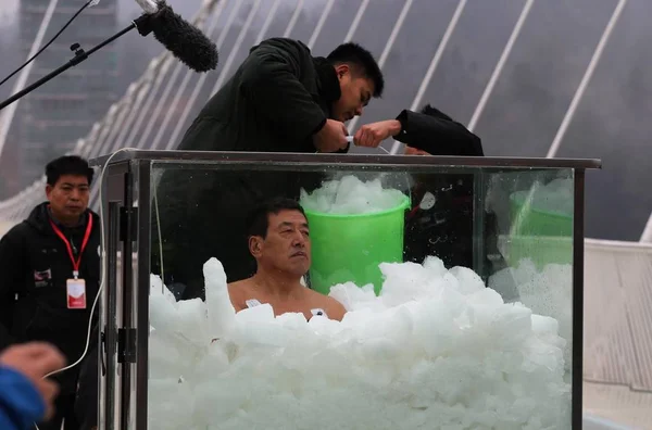Der Chinesische Teilnehmer Chen Kecai Sitzt Einer Mit Eiswürfeln Gefüllten — Stockfoto