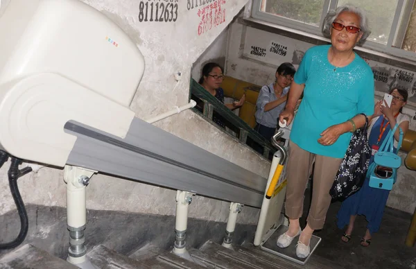 Una Anciana Sube Pie Una Plataforma Elevación Conectada Ascensor Edificio —  Fotos de Stock