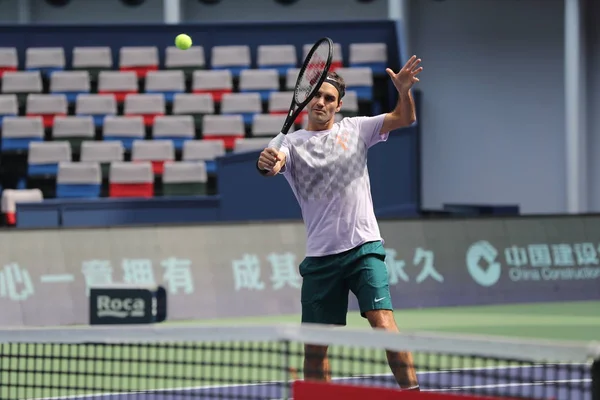 スイスのテニス選手のロジャー フェデラーは一部中国 上海市に今後の上海マスターズ テニス大会のためのトレーニング セッションで 2017 — ストック写真