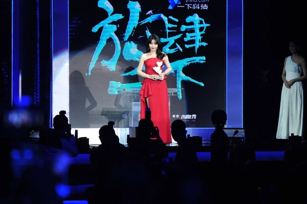 Китайская Актриса Янь Позирует Своим Трофеем Церемонии Вручения Премии Mobile — стоковое фото