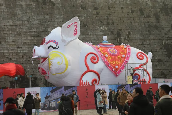 南京市 東のあごに秦ランタン フェア またとして知られている金陵ランタン フェアの豚の形を備えた巨大なランタン ジンリン ランタン フェスティバルは 来たるべき春祭りや中国の旧正月 ブタの年 — ストック写真