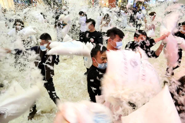 Jonge Chinese Mensen Deelnemen Aan Een Kussengevecht Vieren Kerst Een — Stockfoto