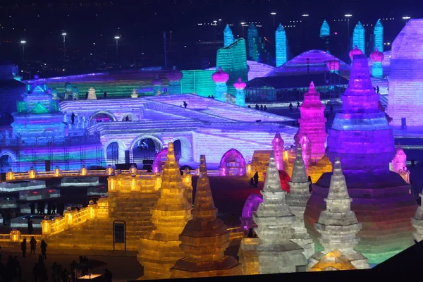 Turistas Visitam Esculturas Gelo Iluminadas Durante Julgamento China Harbin Ice — Fotografia de Stock