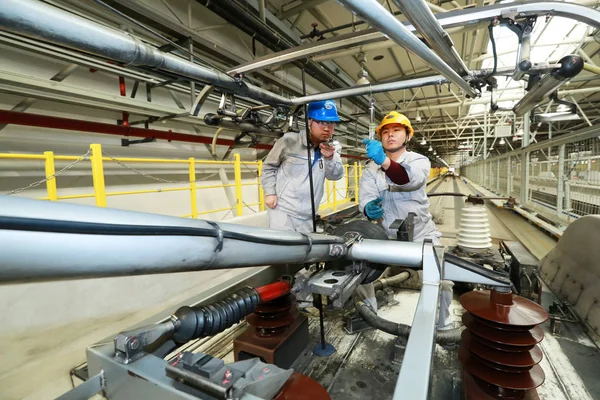 Chinese Mechanics Examine Crh China Railway High Speed Bullet Train — Stock Photo, Image