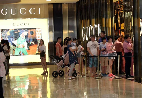Chińskich Klientów Kolejce Przed Sklepem Gucci Względu Rabaty Deji Plaza — Zdjęcie stockowe
