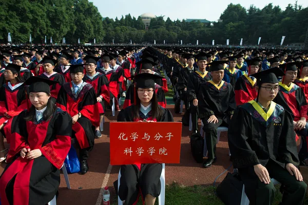 Utexaminerade Klädd Akademiska Kappor Delta Examensceremoni Wuhan University Wuhan City — Stockfoto