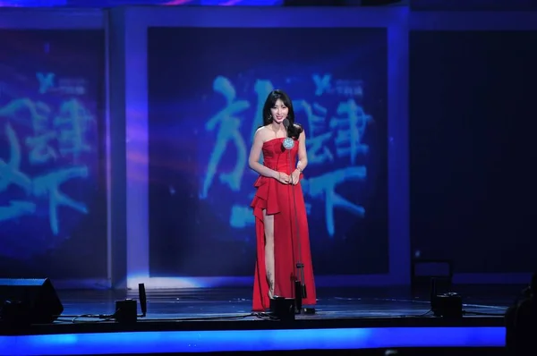 中国の女優 リュー ヤンは 2016 日北京 2016 携帯映像祭賞贈呈式で話す — ストック写真