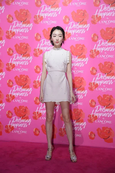 2017年6月21日 中国女星周东宇在中国上海举行的兰康 宣布幸福 展览开幕式上摆姿势 — 图库照片
