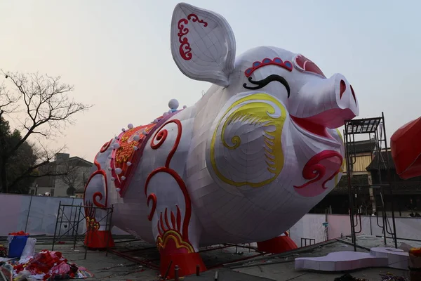南京市 東のあごに秦ランタン フェア またとして知られている金陵ランタン フェアの豚の形を備えた巨大なランタン ジンリン ランタン フェスティバルは 来たるべき春祭りや中国の旧正月 ブタの年 — ストック写真