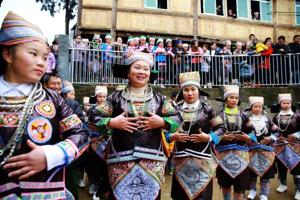2019 Youai 榕江県 黔ミャオ族と東自治県 中国南西部の貴州省の人々 伝統的な祭りを祝うために伝統的な衣装ダンスに身を包んだ少数民族ミャオ族の中国人 — ストック写真