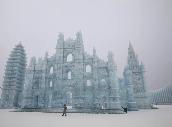 Люди Посещают Подсвеченные Ледяные Скульптуры Время China Harbin Ice Snow — стоковое фото