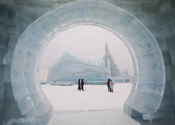 Люди Посещают Подсвеченные Ледяные Скульптуры Время China Harbin Ice Snow — стоковое фото