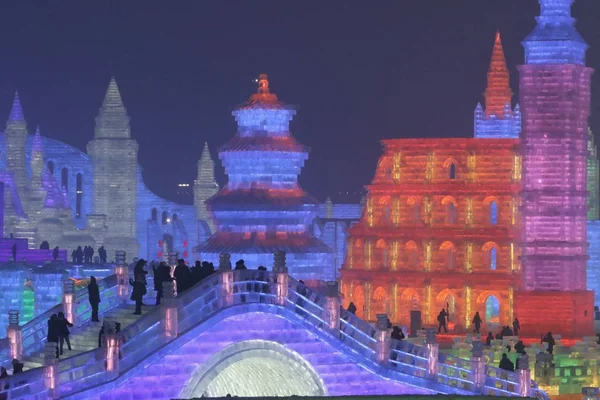 Gente Visita Las Esculturas Hielo Iluminadas Durante 20º Harbin Ice — Foto de Stock