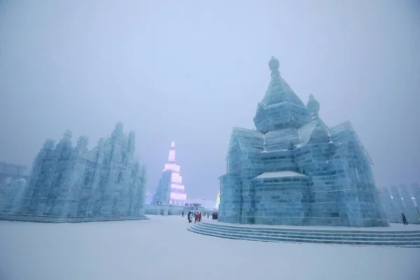 Люди Посещают Подсвеченные Ледяные Скульптуры Время China Harbin Ice Snow — стоковое фото