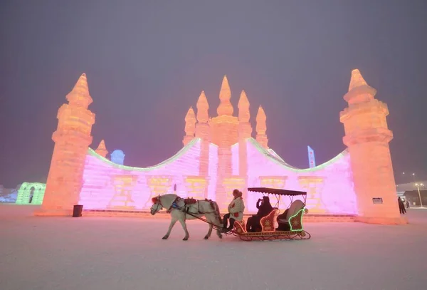 2019年1月13日 在中国东北黑龙江省哈尔滨市 人们参观了第20届中国哈尔滨冰雪世界200日的照明冰雕 — 图库照片
