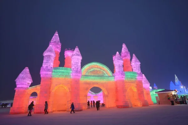 Pessoas Visitam Esculturas Gelo Iluminadas Durante Vigésimo Mundo China Harbin — Fotografia de Stock