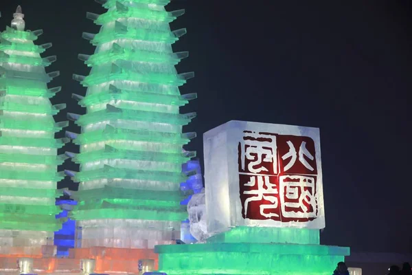 Ember Látogat Megvilágított Jégszobrok Során Kínai Harbin Jég Világ 2019 — Stock Fotó