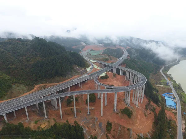Una Sezione Della Superstrada Libo Rongjiang Estende Sulle Montagne Nella — Foto Stock