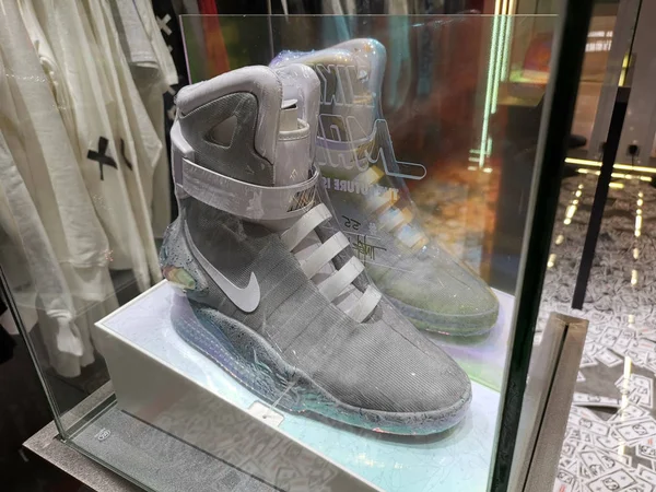 Paio Scarpe Nike Edizione Limitata Autoallaccianti Ritorno Futuro Vengono Esposte — Foto Stock