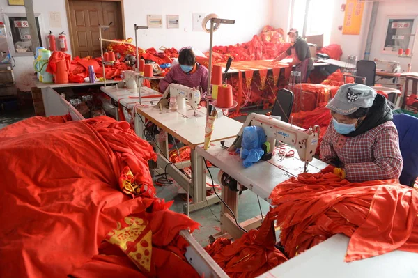 Trabajador Chino Hace Linternas Rojas Para Próximo Festival Primavera Año — Foto de Stock