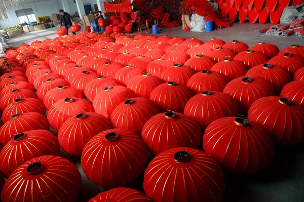 Ouvrier Chinois Fabrique Des Lanternes Rouges Pour Prochaine Fête Printemps — Photo