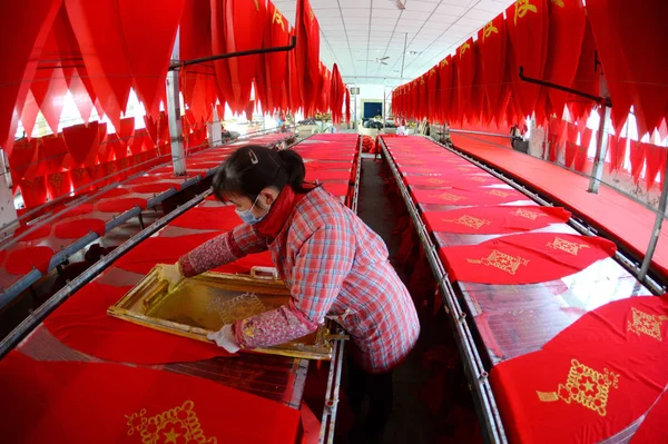 Trabalhador Chinês Faz Lanternas Vermelhas Para Próximo Festival Primavera Ano — Fotografia de Stock