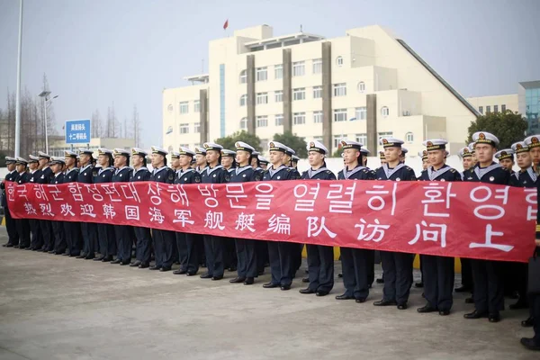 Κινέζοι Στρατιώτες Του Ναυτικού Κατέχουν Πανό Για Καλωσορήσουν Ναυτικό Της — Φωτογραφία Αρχείου