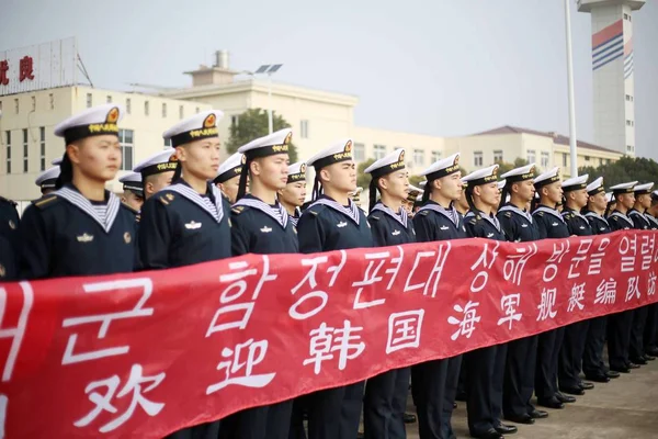 Kinesiska Sjö Soldater Hålla Banner För Att Välkomna Sydkoreanska Flottan — Stockfoto