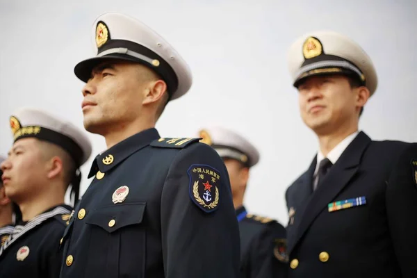 Chinese Naval Soldiers Hold Banner Welcome South Korean Navy Military — Stock Photo, Image