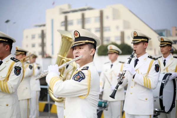 Band Leden Van Chinese Marinesoldaten Presteren Zuid Koreaanse Marine Verwelkomen — Stockfoto