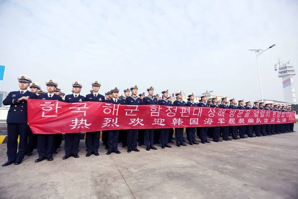 Chinese Naval Soldiers Hold Banner Welcome South Korean Navy Military — Stock Photo, Image