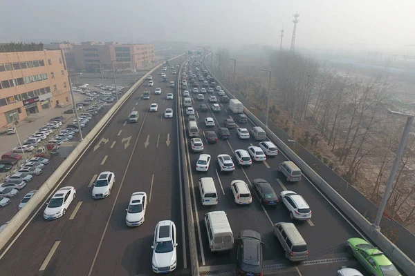 Los Coches Mueven Lentamente Una Autopista Con Fuerte Niebla Niebla — Foto de Stock