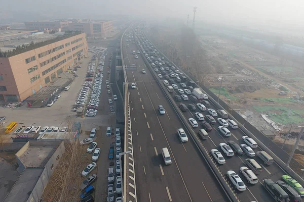 Bilar Rör Sig Långsamt Motortrafikled Tung Smog Och Dimma Zhengzhou — Stockfoto
