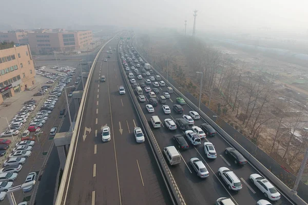 Mașinile Mișcă Încet Autostradă Smog Greu Ceață Orașul Zhengzhou Provincia — Fotografie, imagine de stoc