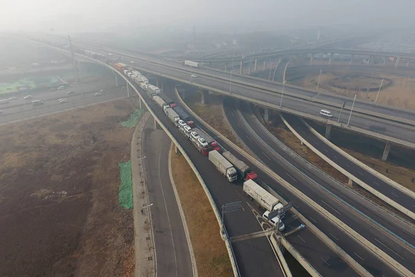 Bilar Rör Sig Långsamt Motortrafikled Tung Smog Och Dimma Zhengzhou — Stockfoto