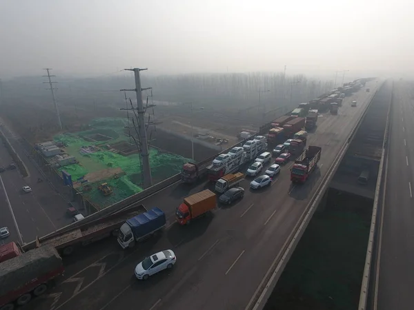 Carros Movem Lentamente Uma Expressa Neblina Pesada Neblina Cidade Zhengzhou — Fotografia de Stock