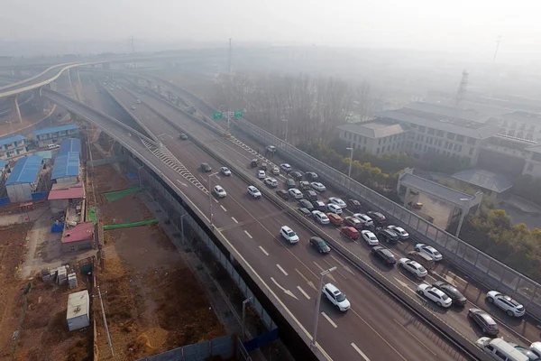 Carros Movem Lentamente Uma Expressa Neblina Pesada Neblina Cidade Zhengzhou — Fotografia de Stock